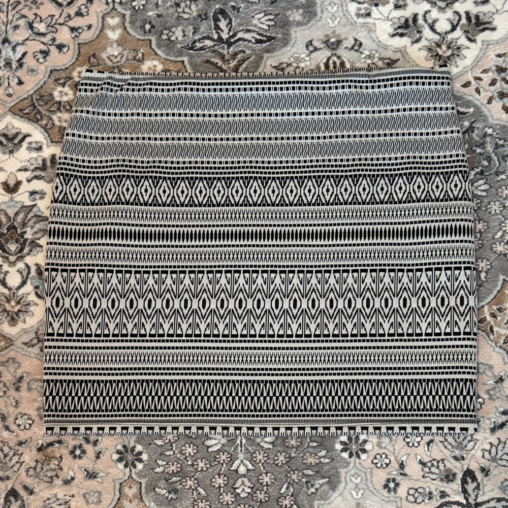 Black and White Patterned Women's Skirt size XL